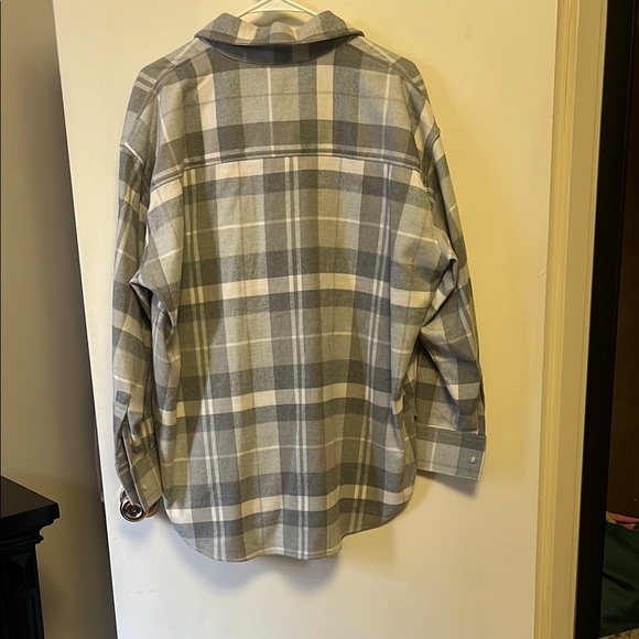 Casual Gray and White Button Down Shirt with Long Sleeves - Picture 4 of 4